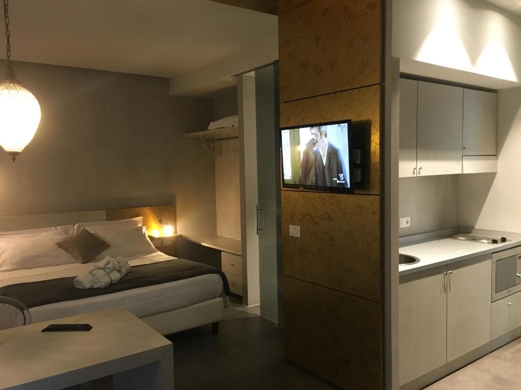 TV a/nebo společenská místnost v ubytování Bell Suite Hotel
