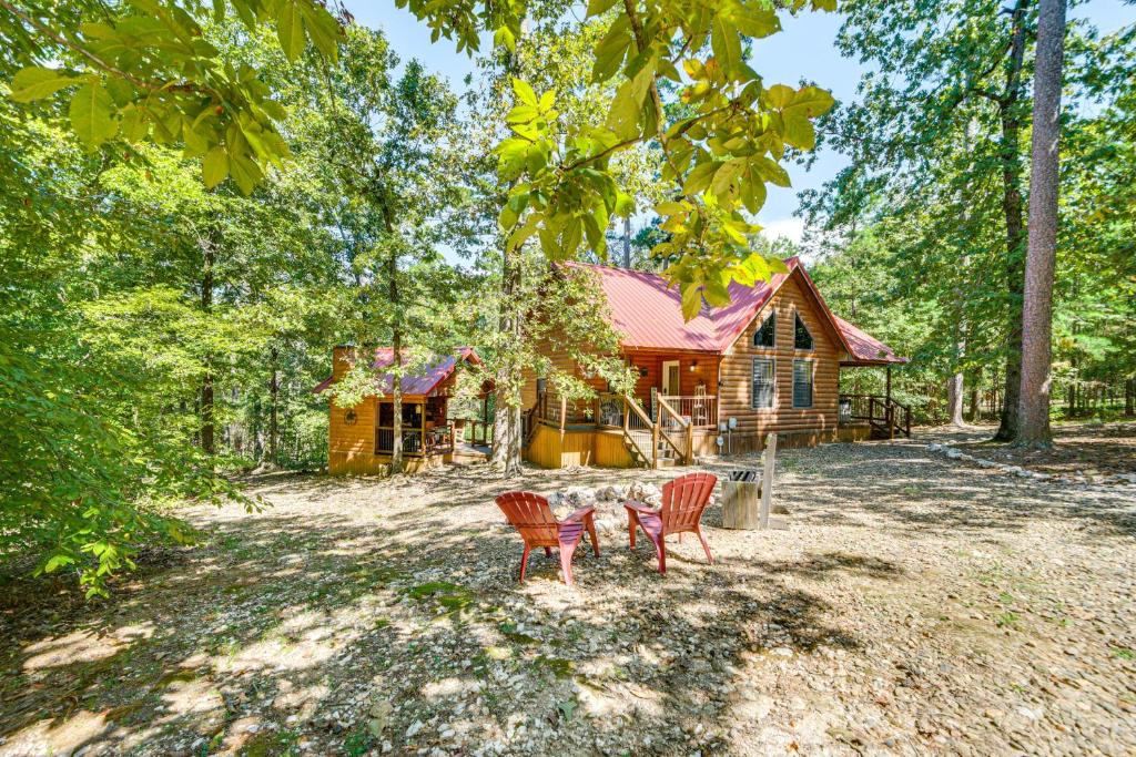 Zahrada ubytování Broken Bow Rental Cabin with Hot Tub and Bar