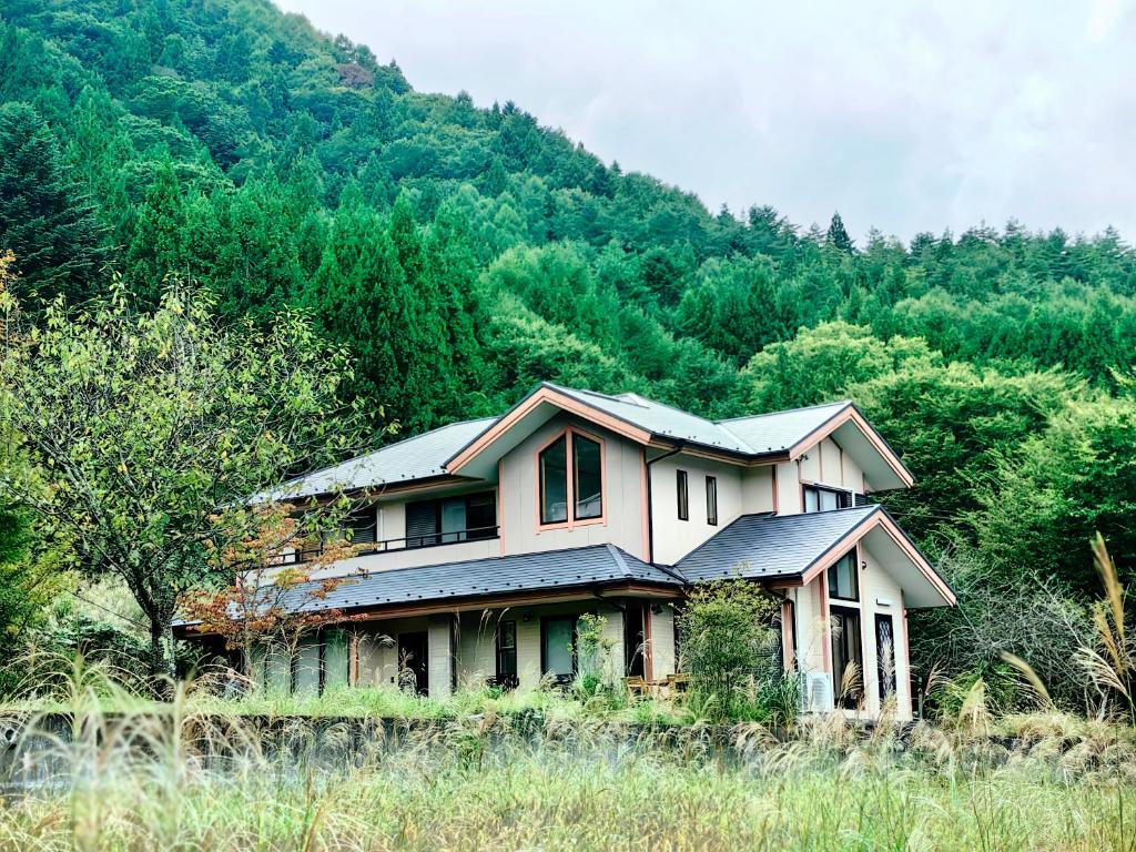 富士河口湖町にある富士河口湖Villaの山屋根の家