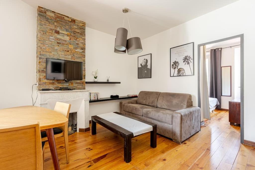 un salon avec un canapé et une table dans l'établissement Cannes, charmant 3 pièces proche centre et plages, à Cannes