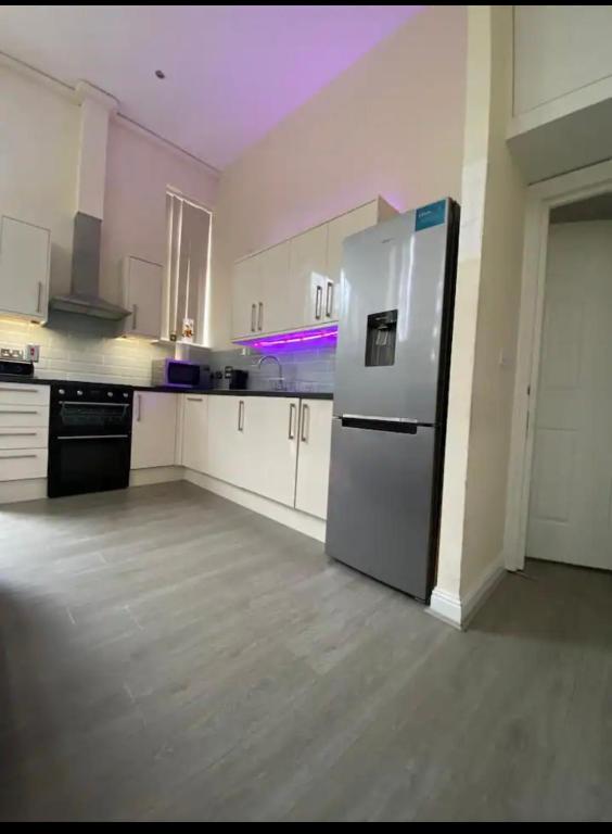 Spacious King room with Private Entrance - near Emirates and Camden and King's Cross - 5 Min to Tube