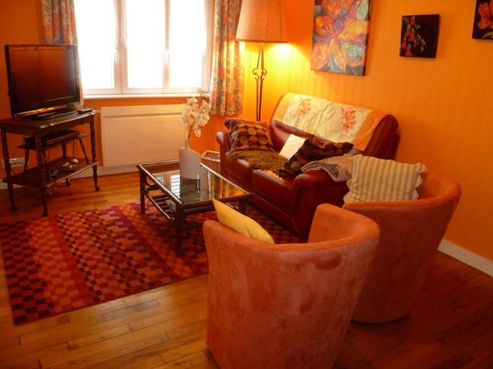 un salon avec deux chaises et un canapé dans l'établissement Vent de Terre, à Audierne