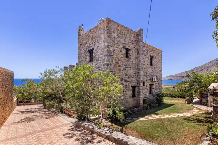 stary kamienny budynek z oceanem w tle w obiekcie Traditional stone house by the sea... w mieście Kapetanianá