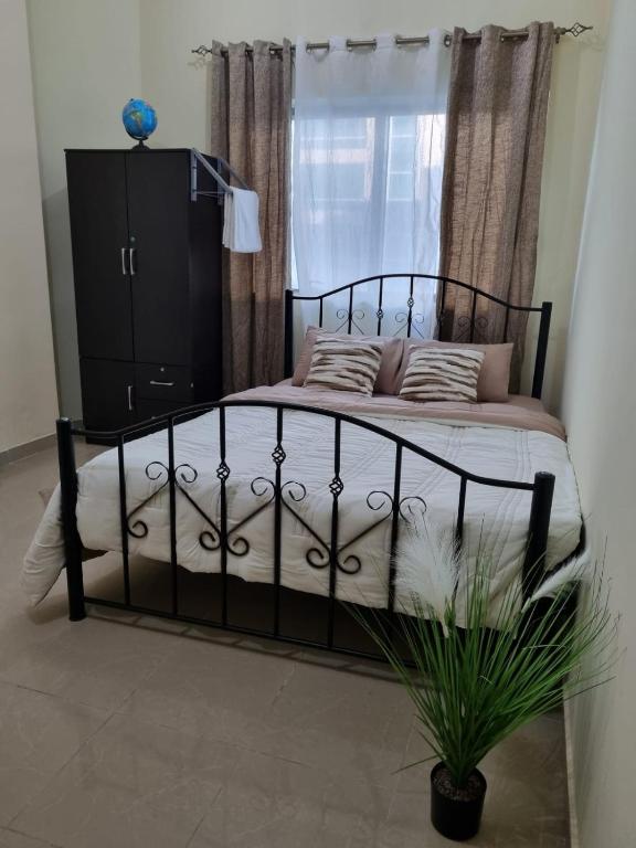 Postel nebo postele na pokoji v ubytování Stylish Stay Free Wi-Fi, Kitchen, Near Mussafah & Abu Dhabi City