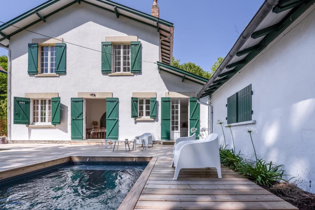 dom z basenem przed nim w obiekcie Grande villa - 50m plage - piscine - proche centre gare - parking w Arcachon