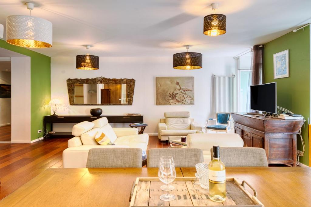 d'un salon avec des meubles blancs et des murs verts. dans l'établissement New vieille ville cimiez Centre Nice, à Nice