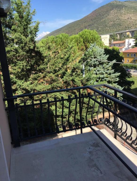 Monte camicia - cozy home in city center-spacious-free parking - Apartamento De Dos Dormitorios Con Mountain View