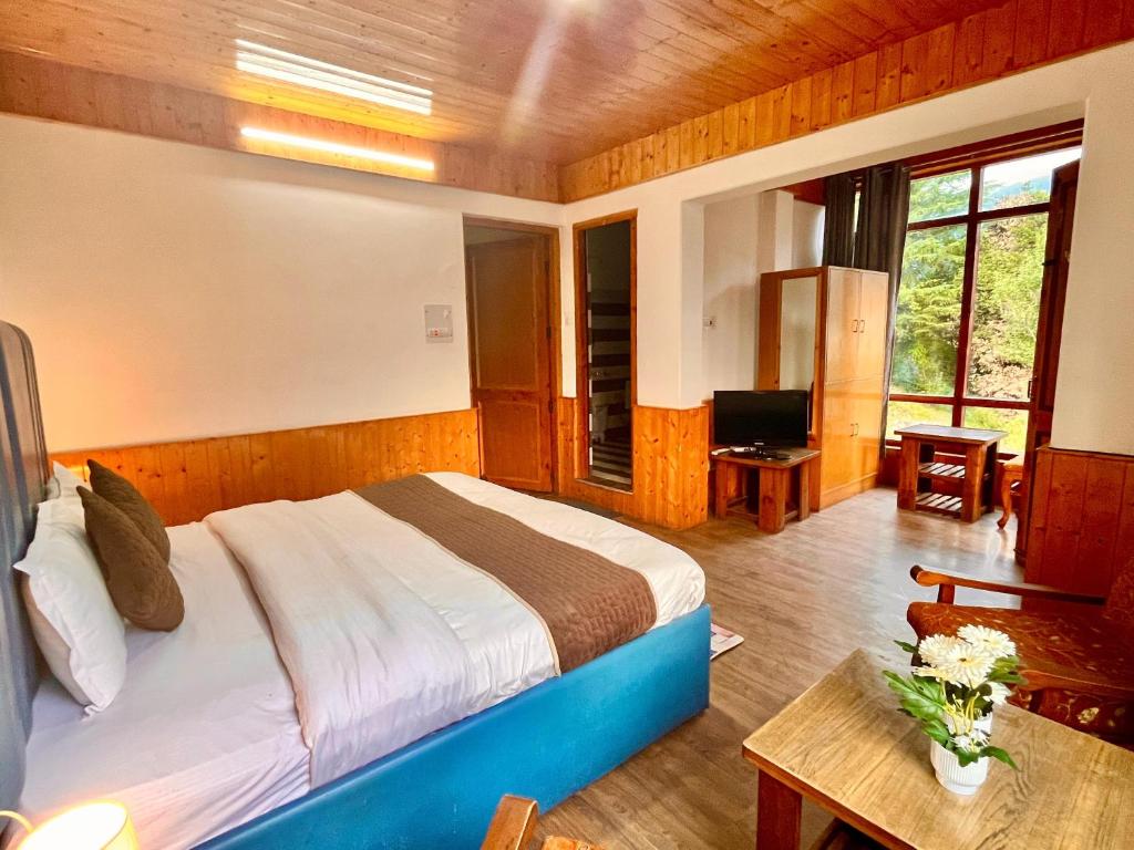 Postel nebo postele na pokoji v ubytování Himalayan River Mountain View 2 Bedrooms Cottage, Manali