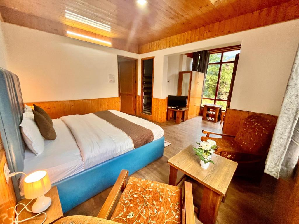 Postel nebo postele na pokoji v ubytování Himalayan River Mountain View 2 Bedrooms Cottage, Manali
