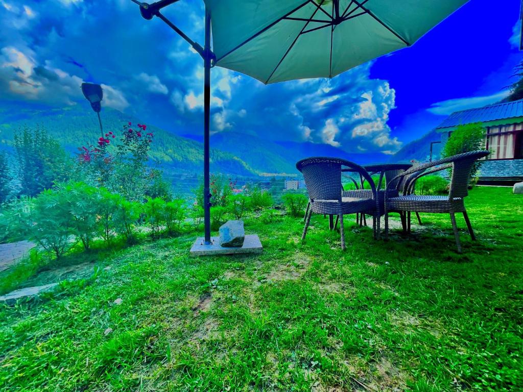 Zahrada ubytování Himalayan River Mountain View 2 Bedrooms Cottage, Manali