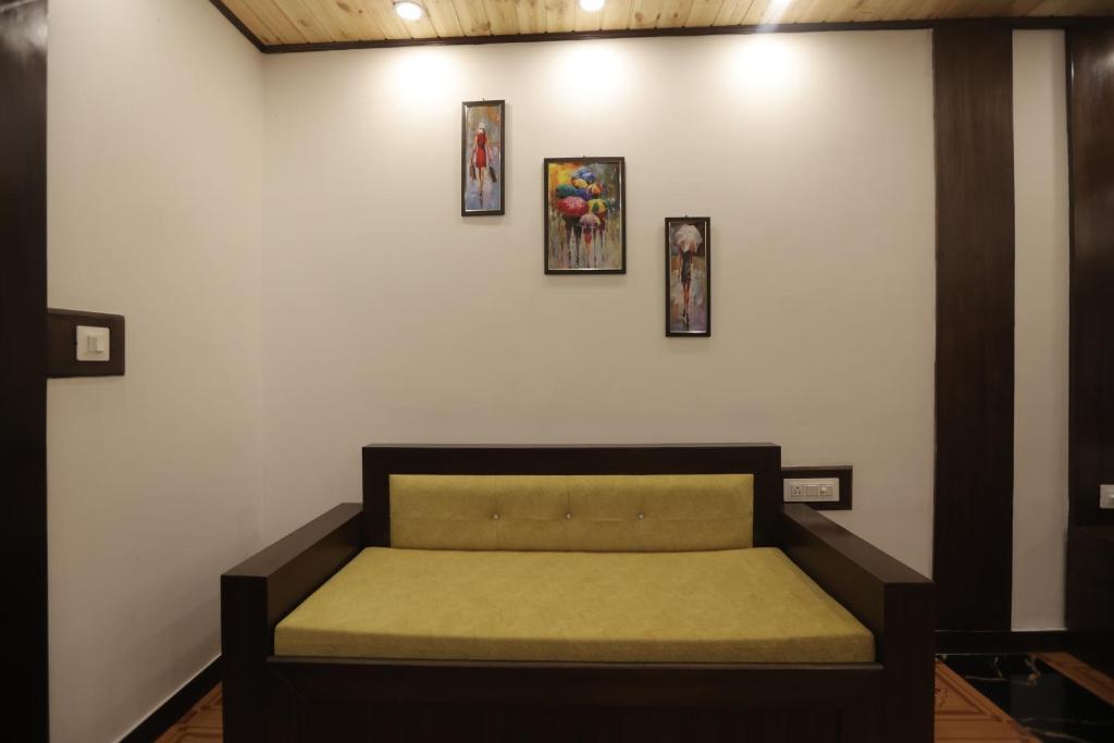 Posezení v ubytování StudioZ Paradise Hills Mussoorie