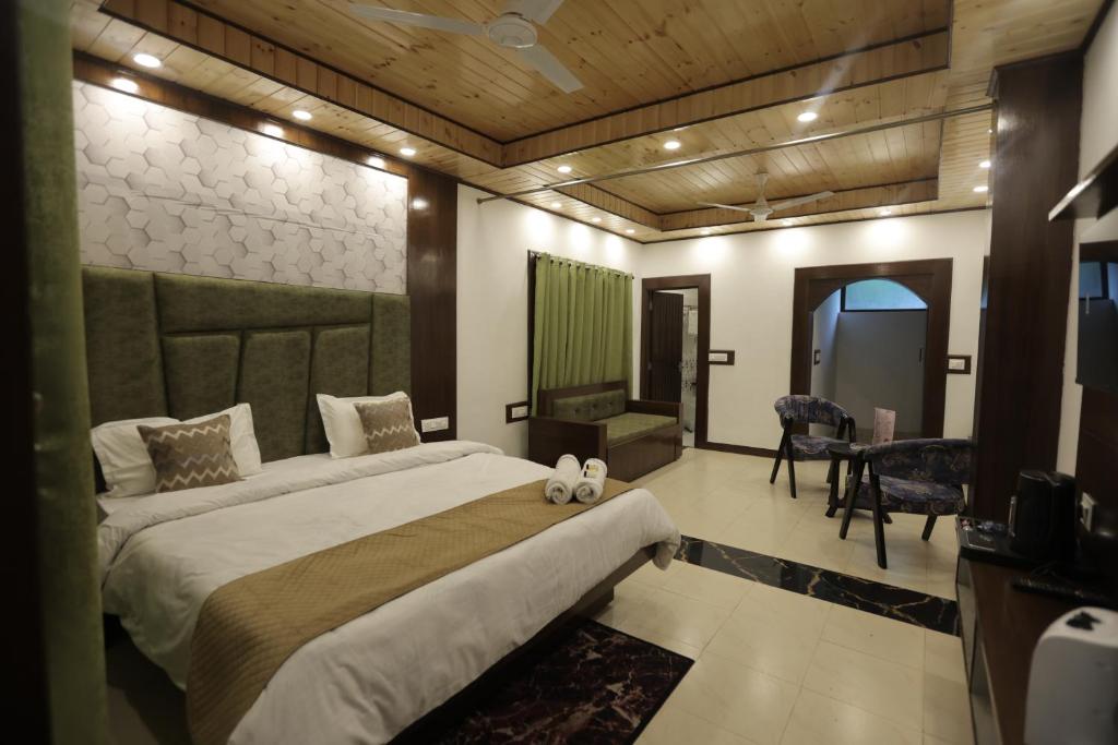 Postel nebo postele na pokoji v ubytování StudioZ Paradise Hills Mussoorie