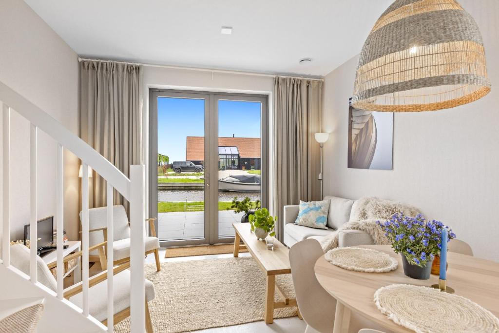 a living room with a couch and a table at Appartementen aan het water in Heeg