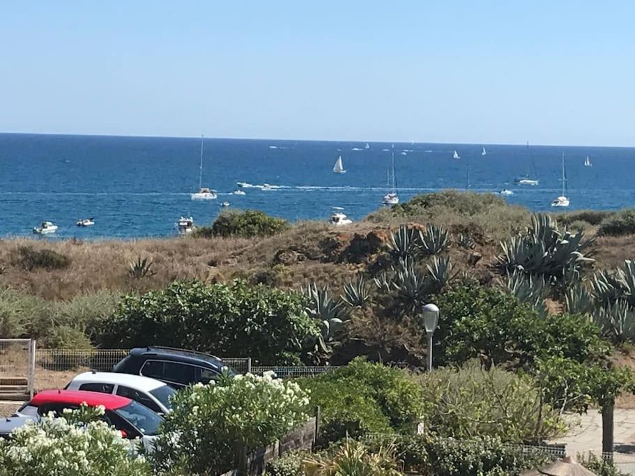 un groupe de voitures garées sur une colline près de l'océan dans l'établissement Studio cabine avec vue mer - 3 personnes, au Cap d'Agde
