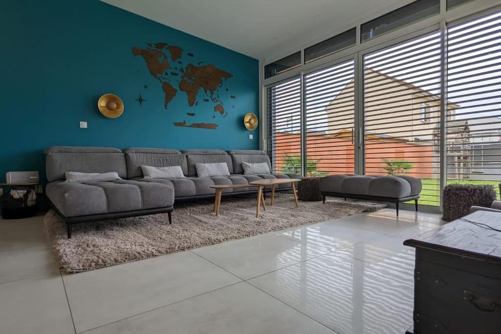 - un salon avec un canapé et une carte murale dans l'établissement Nid cosy à Fresnes-sur-Marne, à Fresnes-sur-Marne