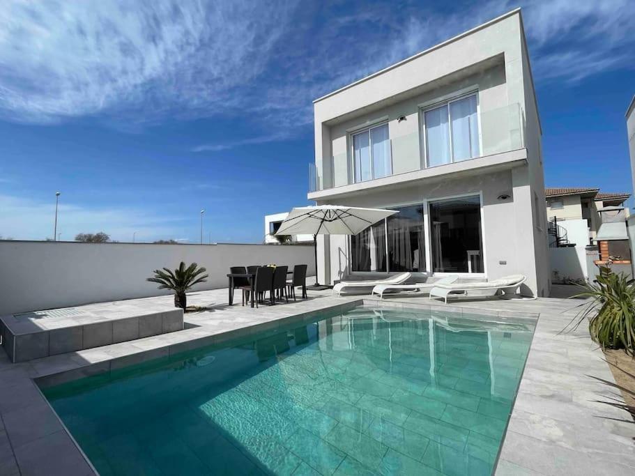 エンプリアブラバにあるVilla moderna piscina privadaの家の前のプール