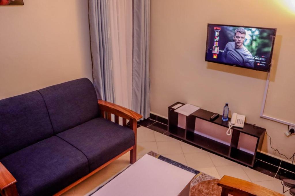 TV a/nebo společenská místnost v ubytování Dayo Suites and Hotel