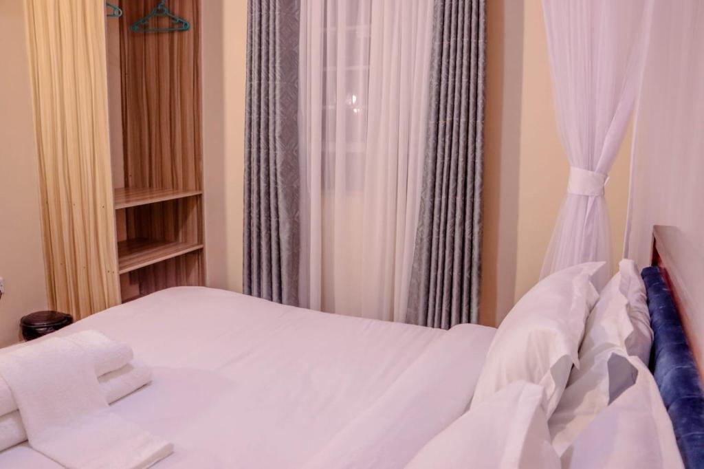 Postel nebo postele na pokoji v ubytování Dayo Suites and Hotel