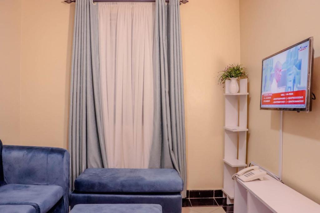 TV a/nebo společenská místnost v ubytování Dayo Suites and Hotel