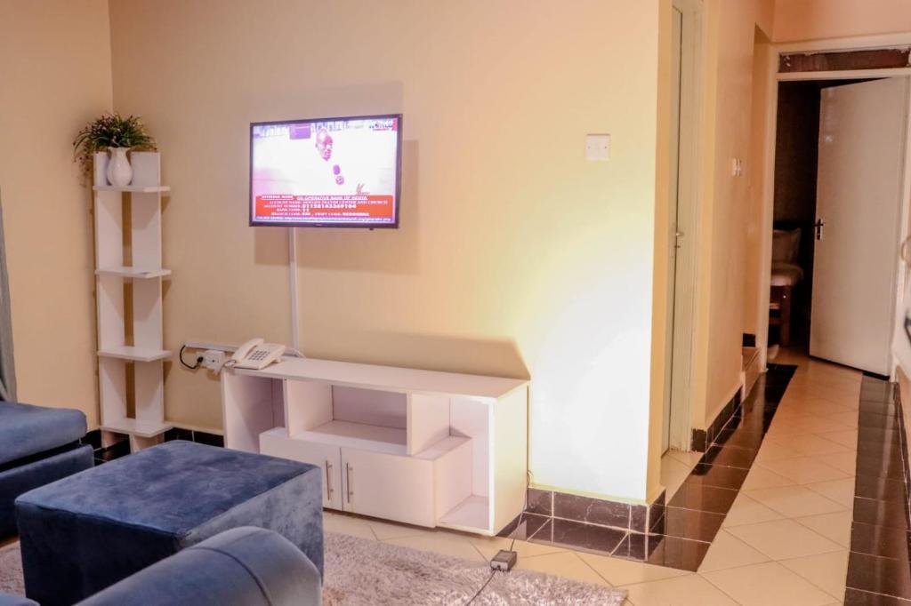 TV a/nebo společenská místnost v ubytování Dayo Suites and Hotel