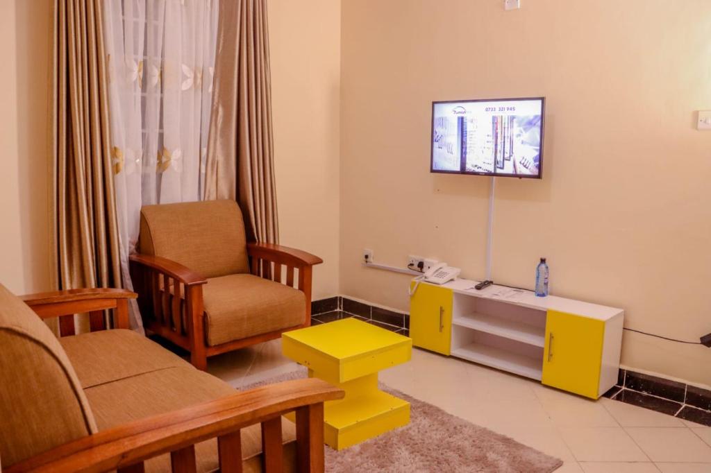 TV a/nebo společenská místnost v ubytování Dayo Suites and Hotel