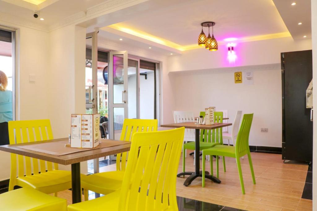 Posezení v ubytování Dayo Suites and Hotel