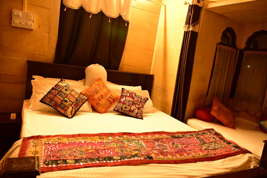 Postel nebo postele na pokoji v ubytování Hotel Fotiya jaisalmer