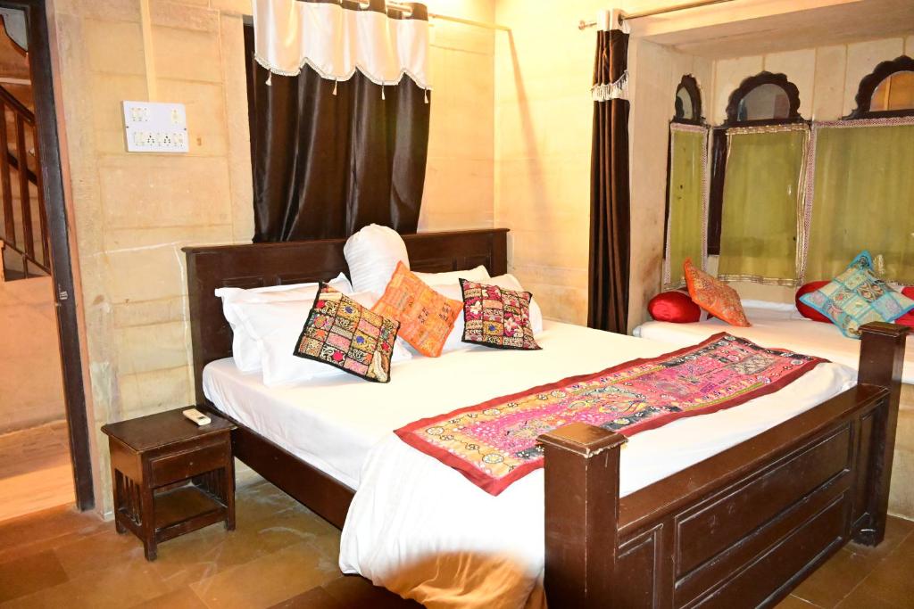 Postel nebo postele na pokoji v ubytování Hotel Fotiya jaisalmer