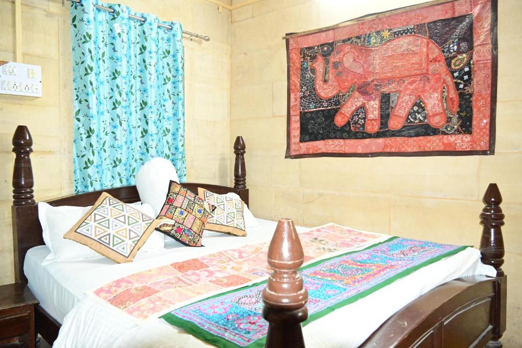 Postel nebo postele na pokoji v ubytování Hotel Fotiya jaisalmer