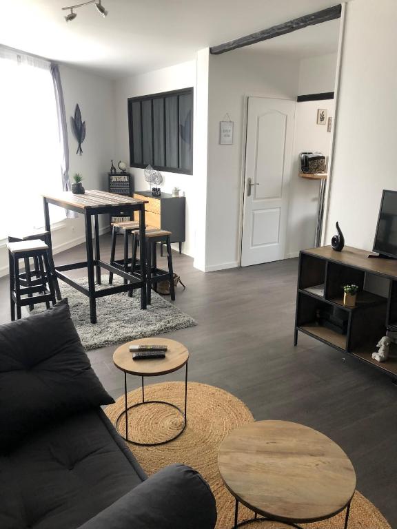 un salon avec un canapé et une table dans l'établissement Le Nid Douillet, à Compiègne