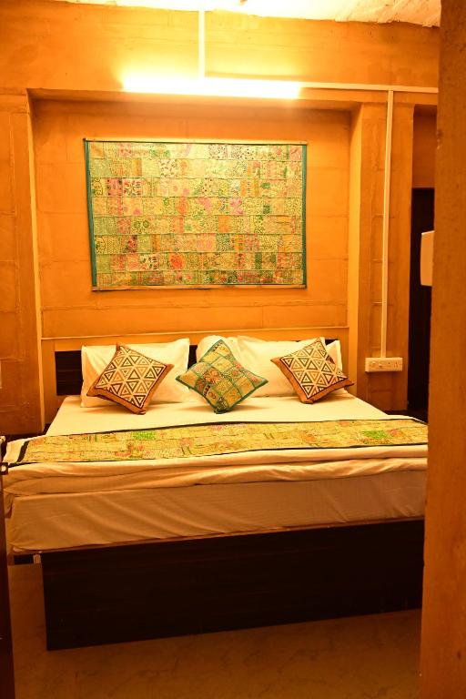 Postel nebo postele na pokoji v ubytování Hotel Fotiya jaisalmer