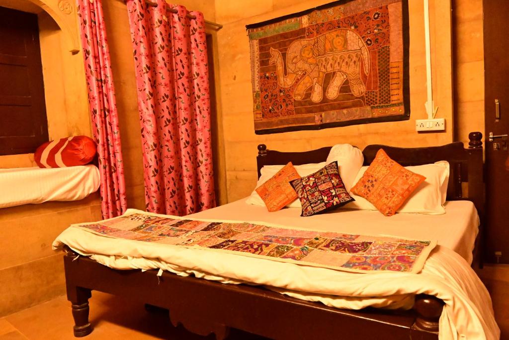 Postel nebo postele na pokoji v ubytování Hotel Fotiya jaisalmer