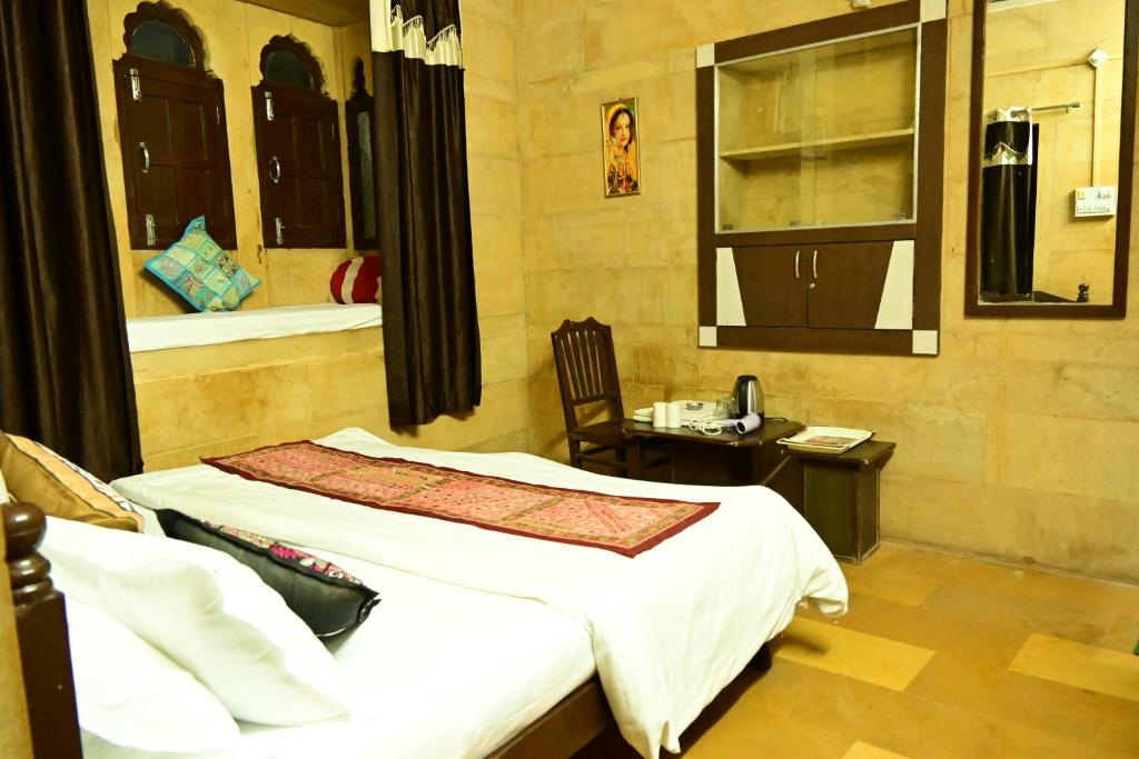Postel nebo postele na pokoji v ubytování Hotel Fotiya jaisalmer