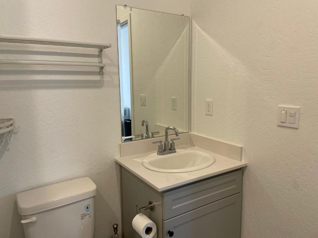 Koupelna v ubytování Cozy-Quiet-Spacious Guest Suite in Fresno Clovis California