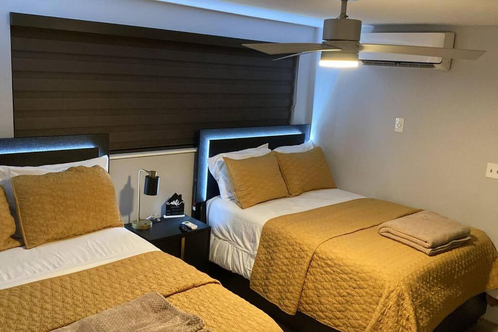 Ένα ή περισσότερα κρεβάτια σε δωμάτιο στο Spacious Private Room Close to Miami Attractions