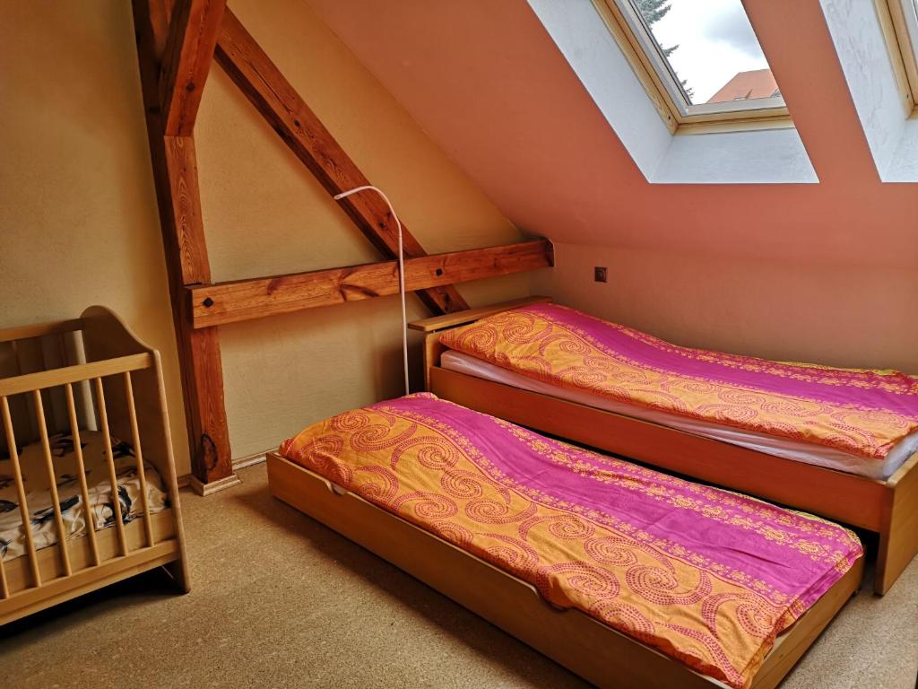 Postel nebo postele na pokoji v ubytování Ferienwohnung im Vogelhaus mit Dachterasse und großem Garten