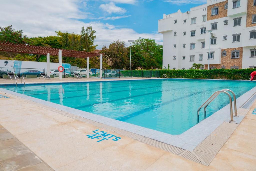 una gran piscina frente a un edificio en LTM Stays ,Buxton Point , Mombasa, en Mombasa
