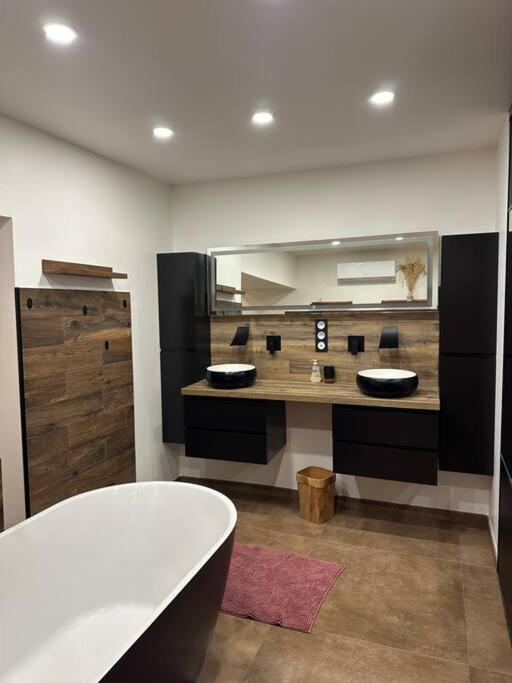 une salle de bain avec deux lavabos et une baignoire dans l'établissement Appartement 2 personnes, à Châteauneuf-de-Gadagne