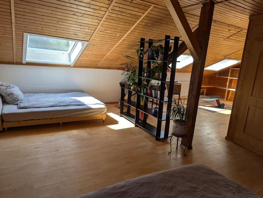 Кровать или кровати в номере Eigene Etage im charmanten Holzhaus