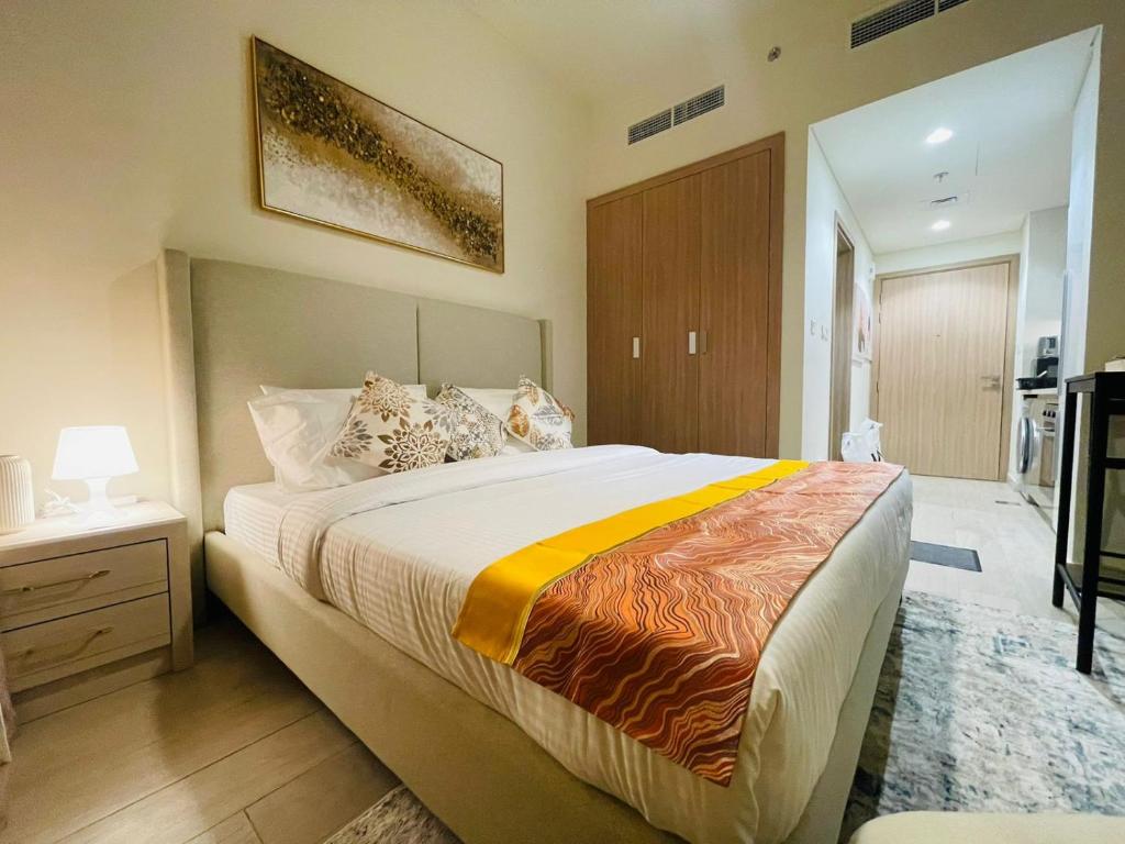 Ένα ή περισσότερα κρεβάτια σε δωμάτιο στο Cozy Spacious Studio Azizi 47