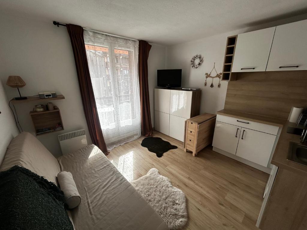 a living room with a black cat sitting on the floor at Studio Risoul 1850 in Risoul