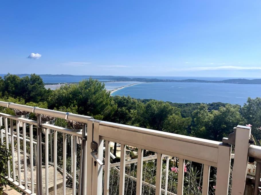 un balcon avec vue sur l'eau dans l'établissement Charmant studio avec terrasse privée et vue exceptionnelle, à Hyères