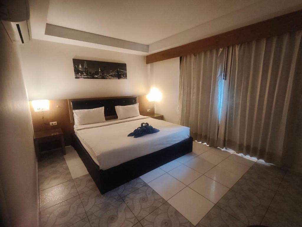 Postel nebo postele na pokoji v ubytování Bonanza Patong Hotel