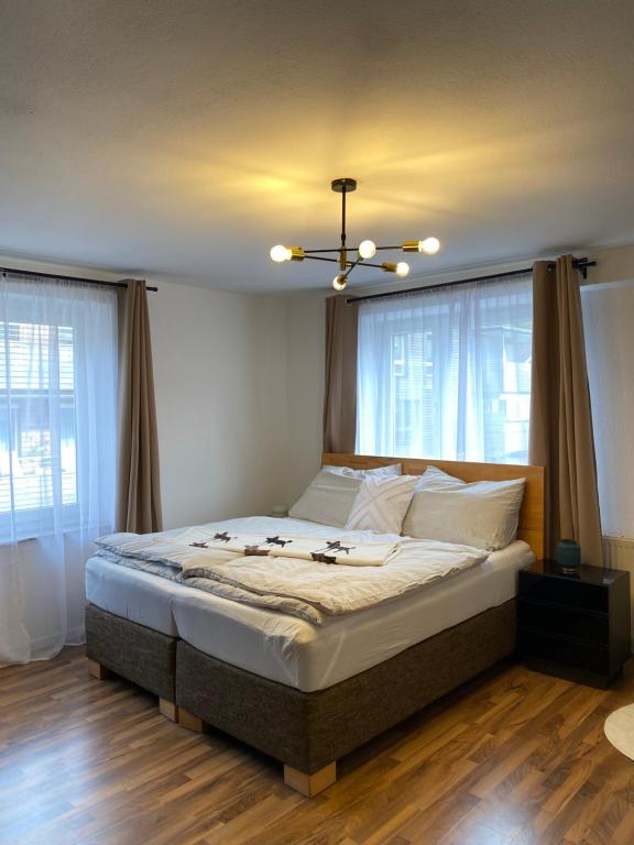 Postel nebo postele na pokoji v ubytování ART - Apartments by Alfi with Balcony & FREE Parking