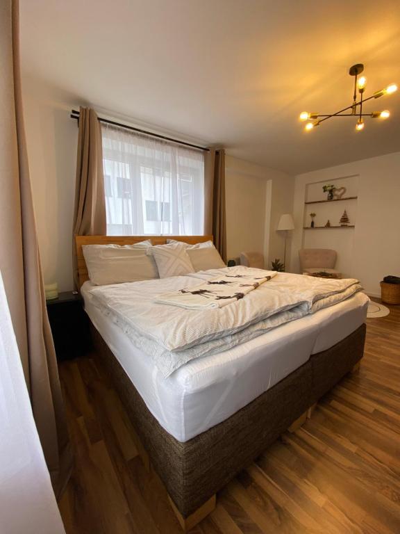 Postel nebo postele na pokoji v ubytování ART - Apartments by Alfi with Balcony & FREE Parking