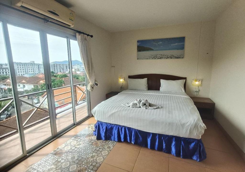 Postel nebo postele na pokoji v ubytování Bonanza Patong Hotel