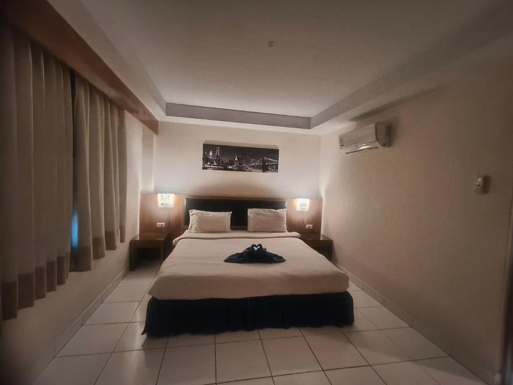 Postel nebo postele na pokoji v ubytování Bonanza Patong Hotel