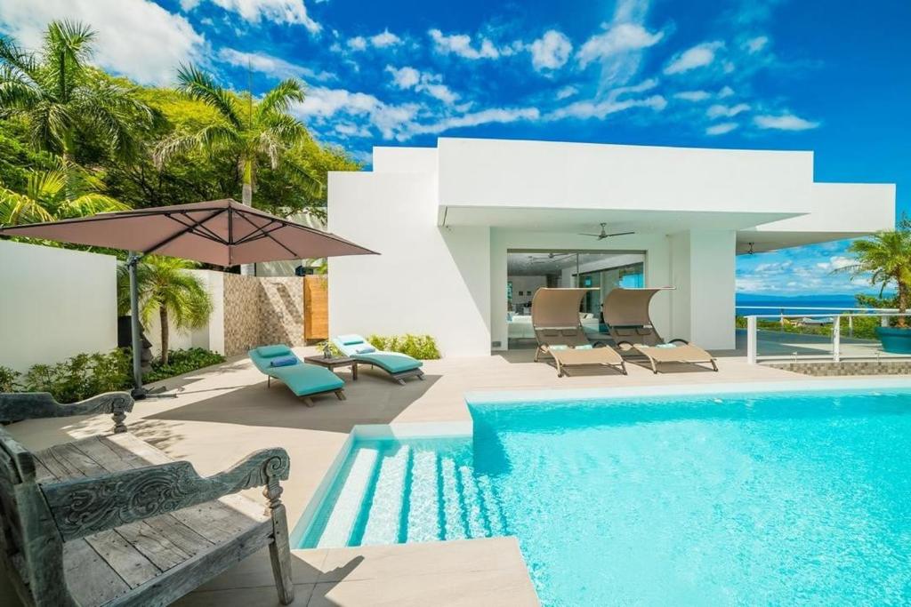 Bazén v ubytování Ocotal Luxury Villa with Private Pool nebo v jeho okolí