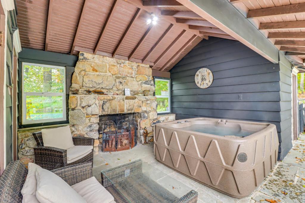 Posezení v ubytování Hot Tub and Mtn Views Expansive Hazleton Retreat