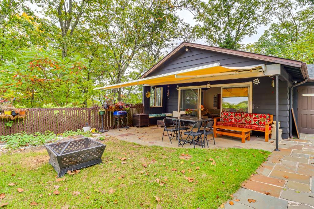 Zahrada ubytování Hot Tub and Mtn Views Expansive Hazleton Retreat